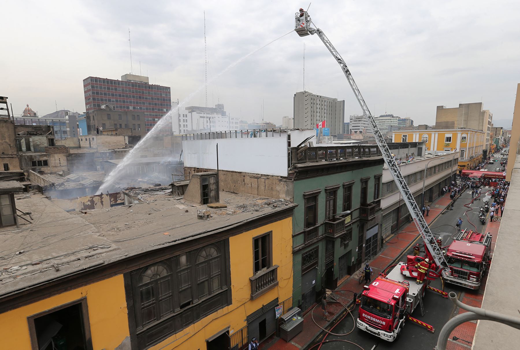 Post Incendio Consume Casona Antigua Del Centro De Lima