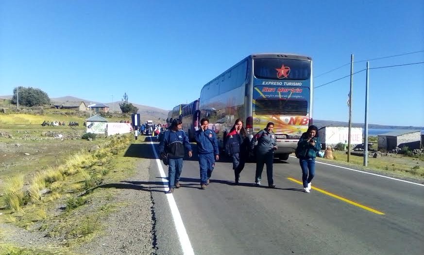 Puno: Bloquean carretera a Bolivia en rechazo de nuevas concesiones en Chucuito