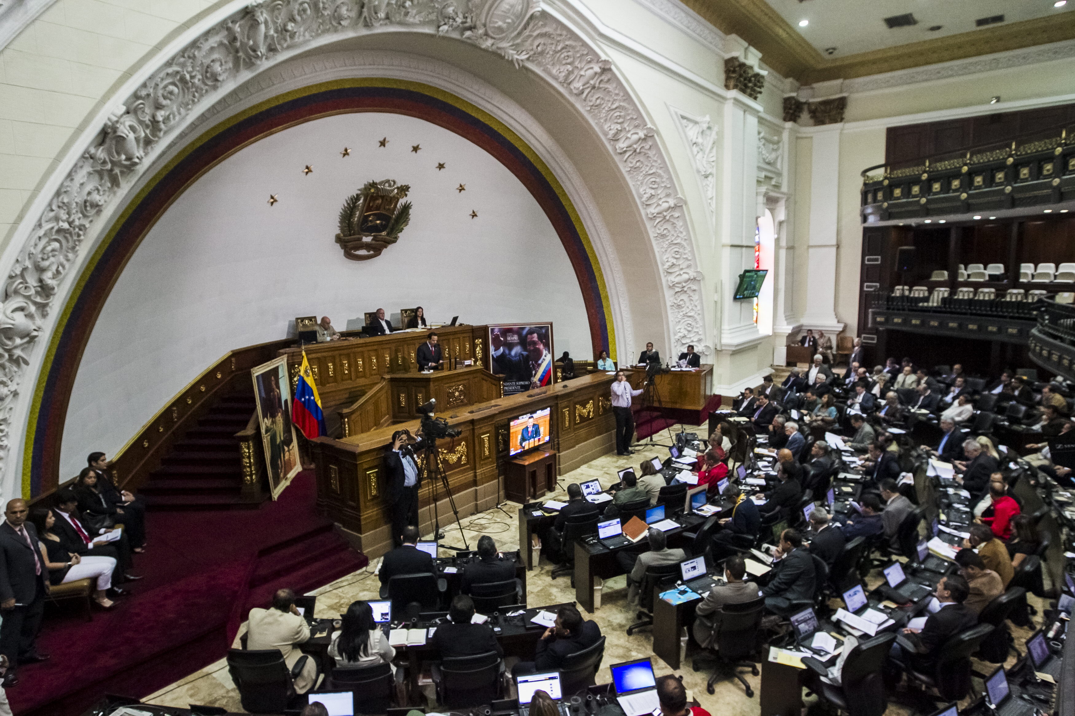 Oficialismo y oposición piden a los venezolanos votar con esperanza por un futuro democrático