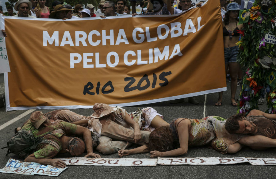 Brasileños se manifiestan por la COP21 y denuncian desastre ambiental de minera Samarco
