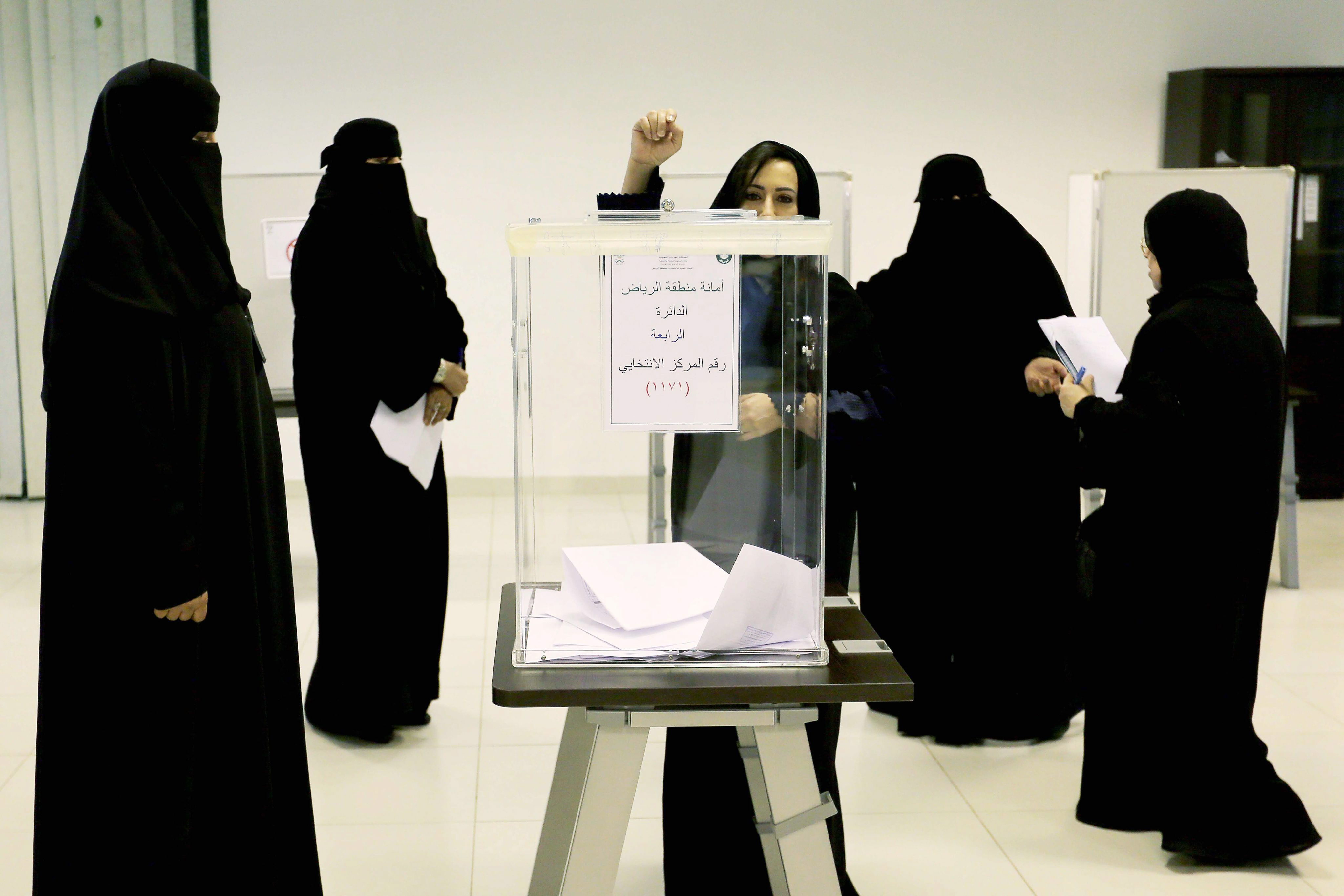 Al menos 20 mujeres elegidas como concejales en comicios municipales de Arabia Saudita