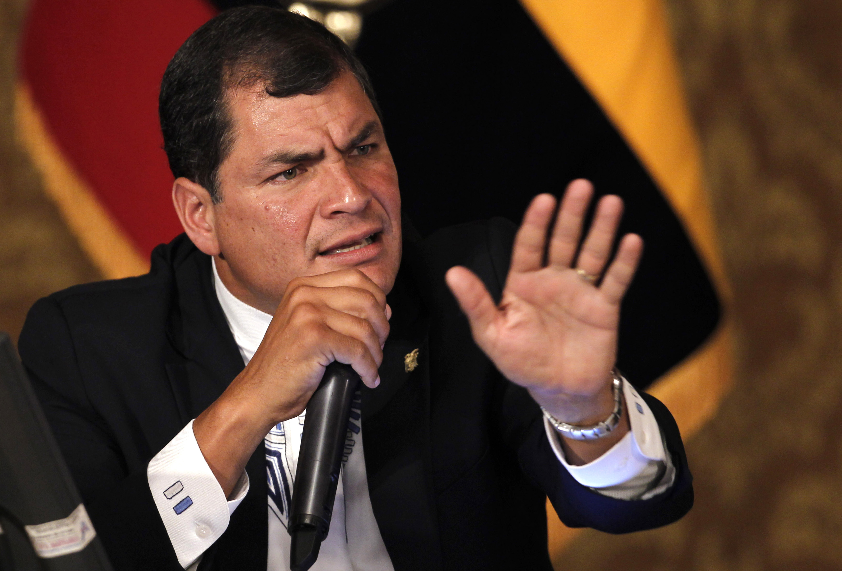 Rafael Correa discute en televisión con economistas críticos a su gestión