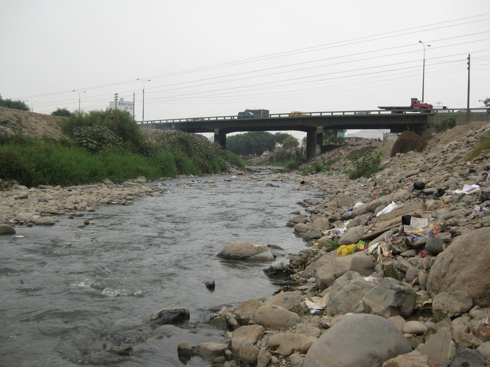 Continúa el daño ecológico en el río Chillón por desmontes y basura