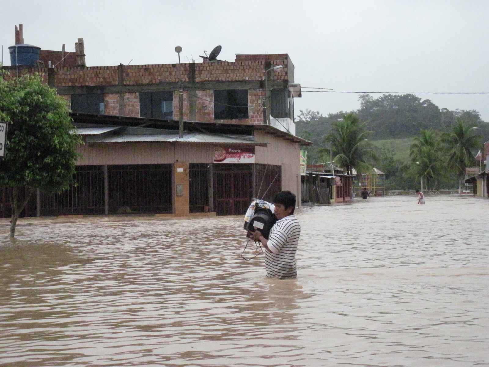 Indeci distribuye más de once toneladas de ayuda para damnificados en Madre de Dios