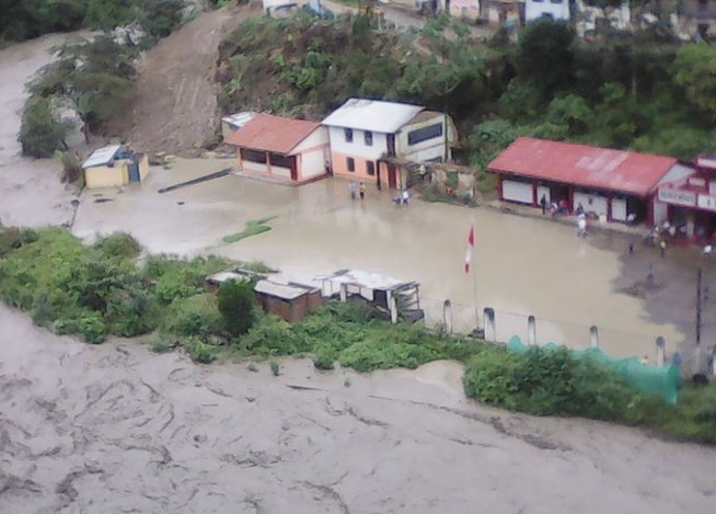 Puno: Desborde de río Tambopata arrasa puente peatonal e incomunica a 80 familias