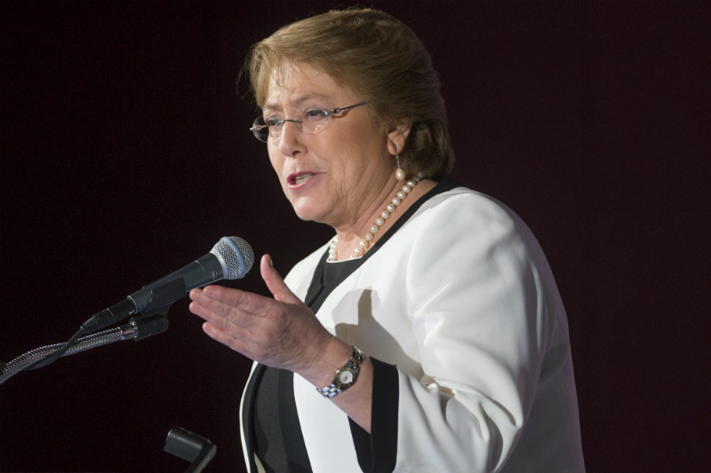 Bachelet pide a Piñera que se comporte "a la altura de un expresidente"