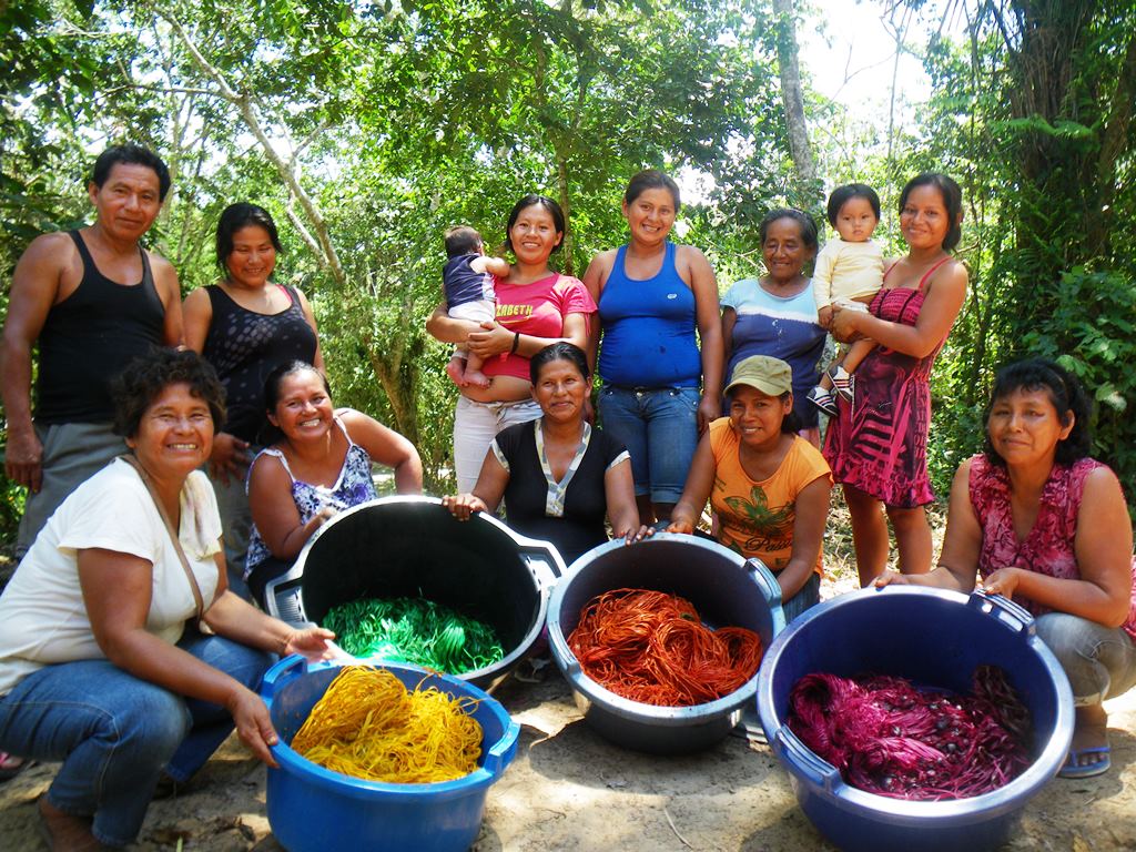 Loreto: mujeres de Comunidad Nativa Puerto Prado reciben capacitación en elaboración de artesanías