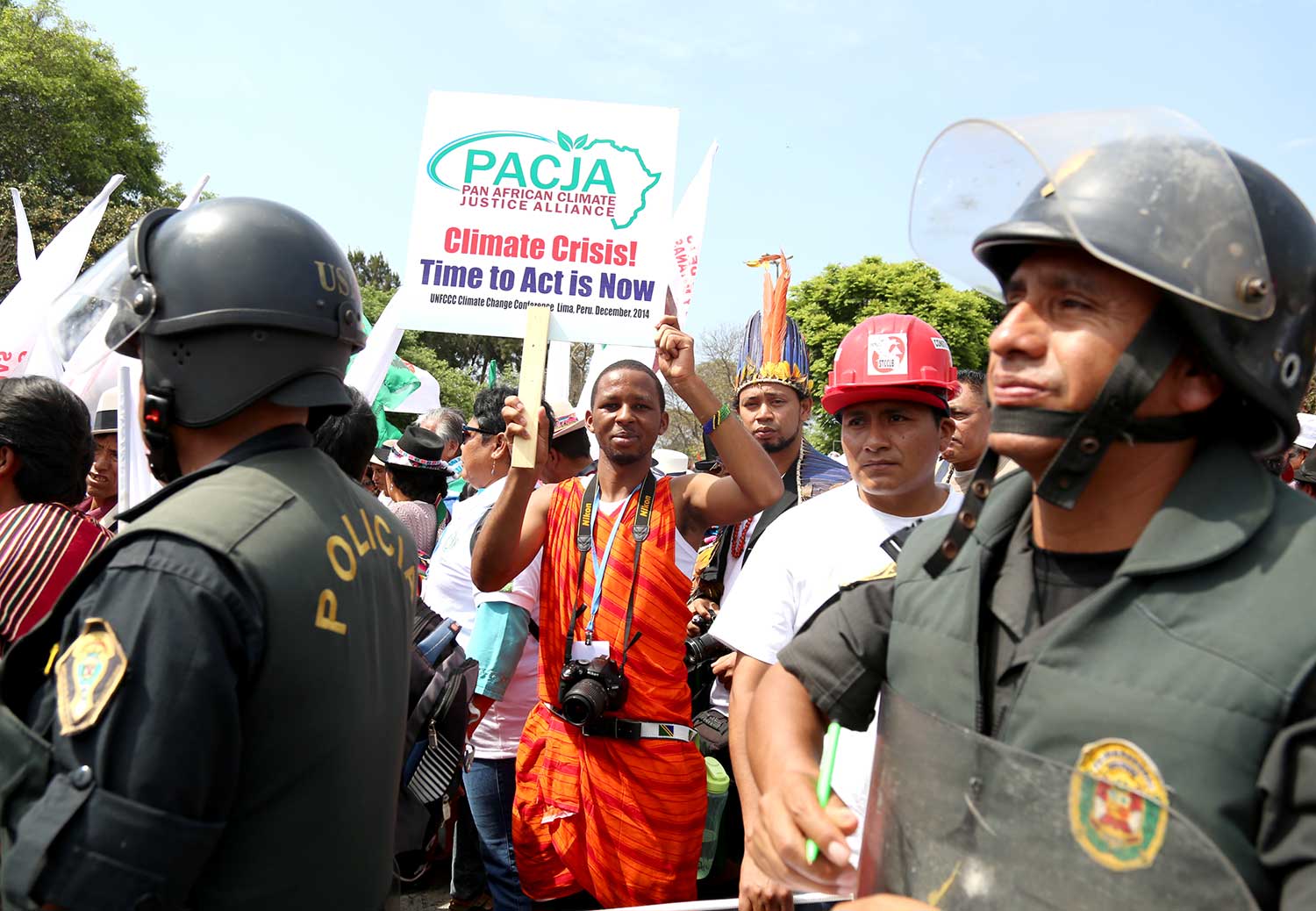 (Fotos) Miles de personas marcharon pidiendo justicia climática en Lima