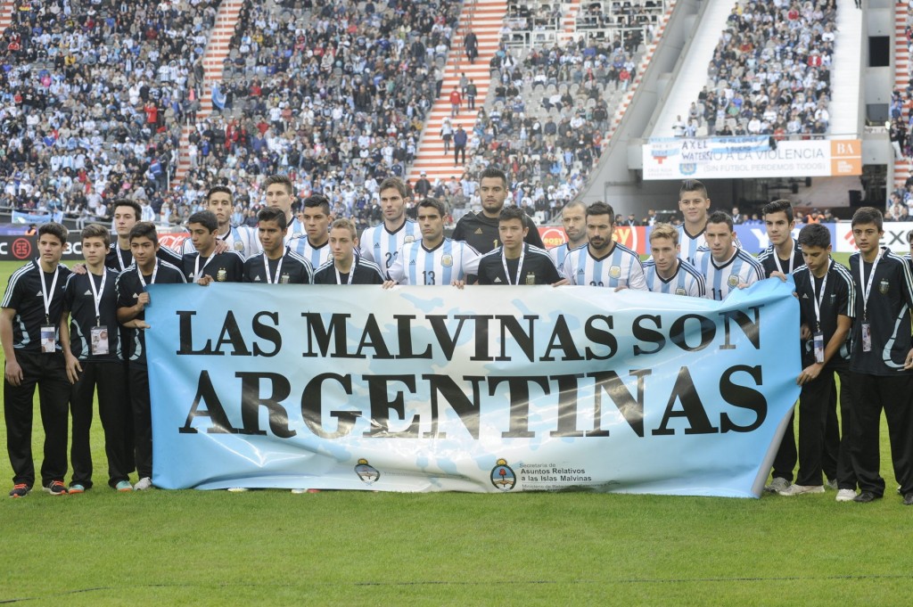 FIFA multa a Argentina por exhibir pancarta