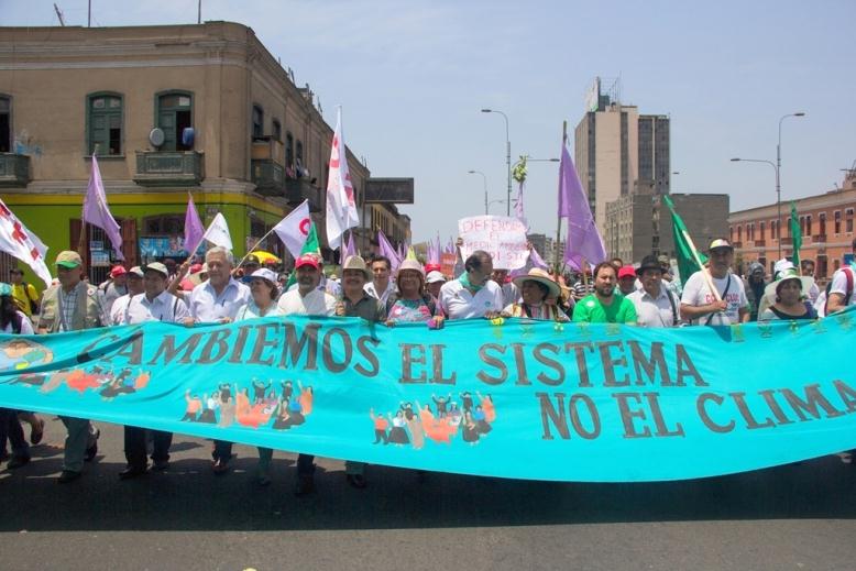 “La tierra está que quema, cambiemos el sistema”