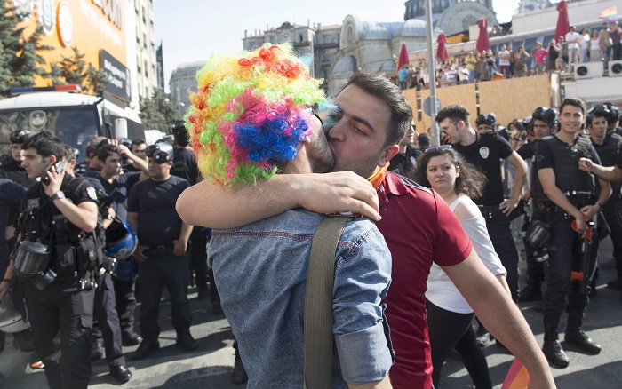 Turquía: La Policía dispersa por la fuerza la marcha del orgullo gay de Estambul
 [Fotos]