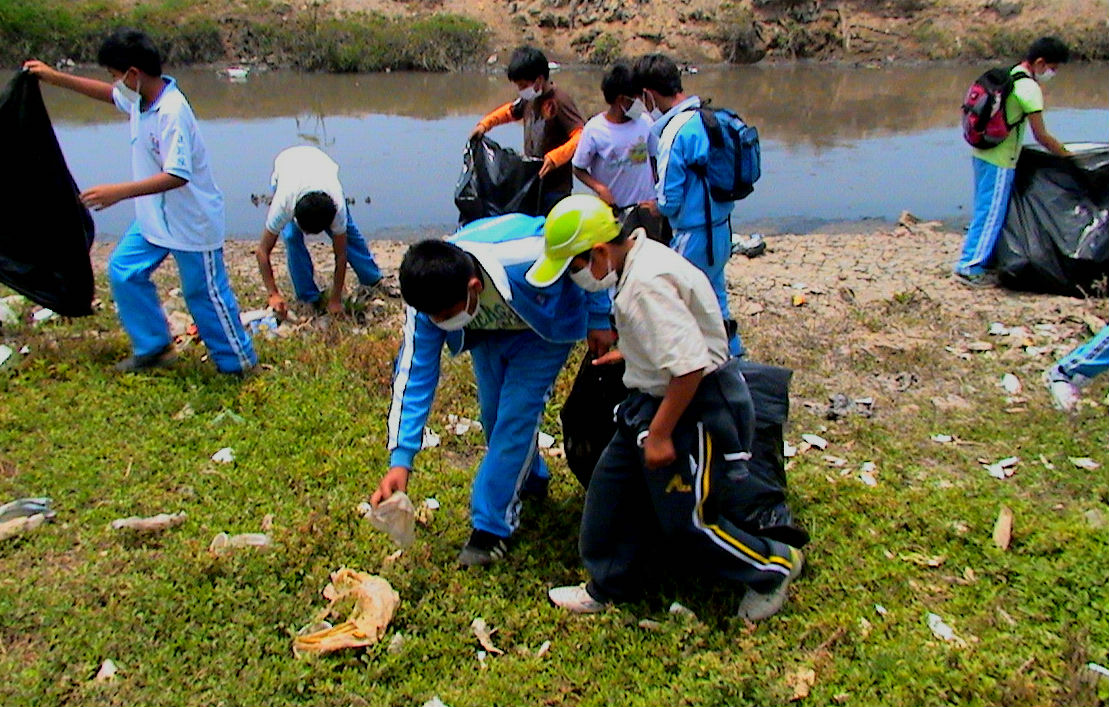 Jóvenes y adolescentes iquiteños salen a limpiar las calles de su ciudad