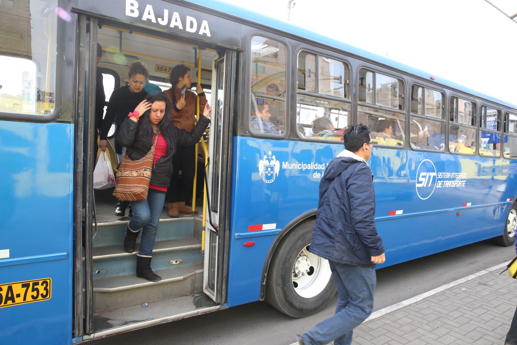 Castañeda se baja del SIT