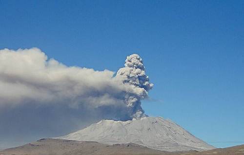 Fuerte explosión del volcán Ubinas remeció a poblaciones aledañas