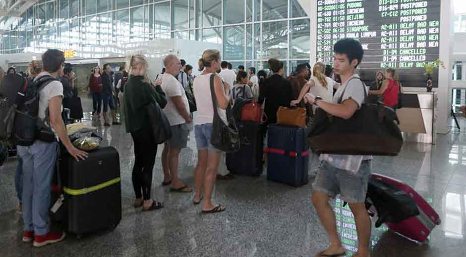 Indonesia: Cierran cuatro aeropuertos por erupción volcánica