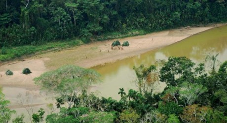 La propiedad territorial de los pueblos indígenas en aislamiento voluntario y en contacto inicial (PIAVCI) en el Perú