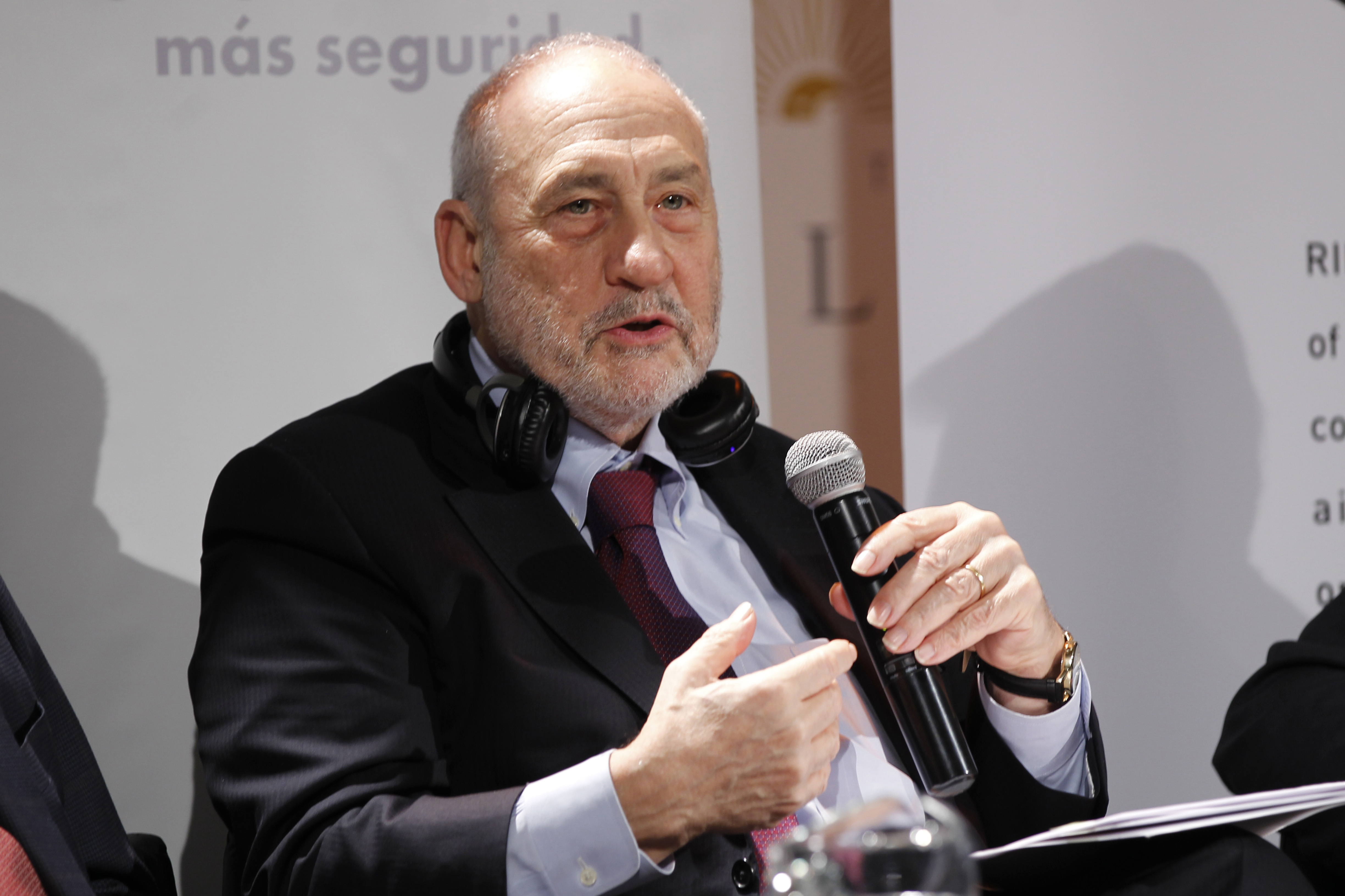 Joseph Stiglitz llama a redefinir el rol de los bancos multilaterales