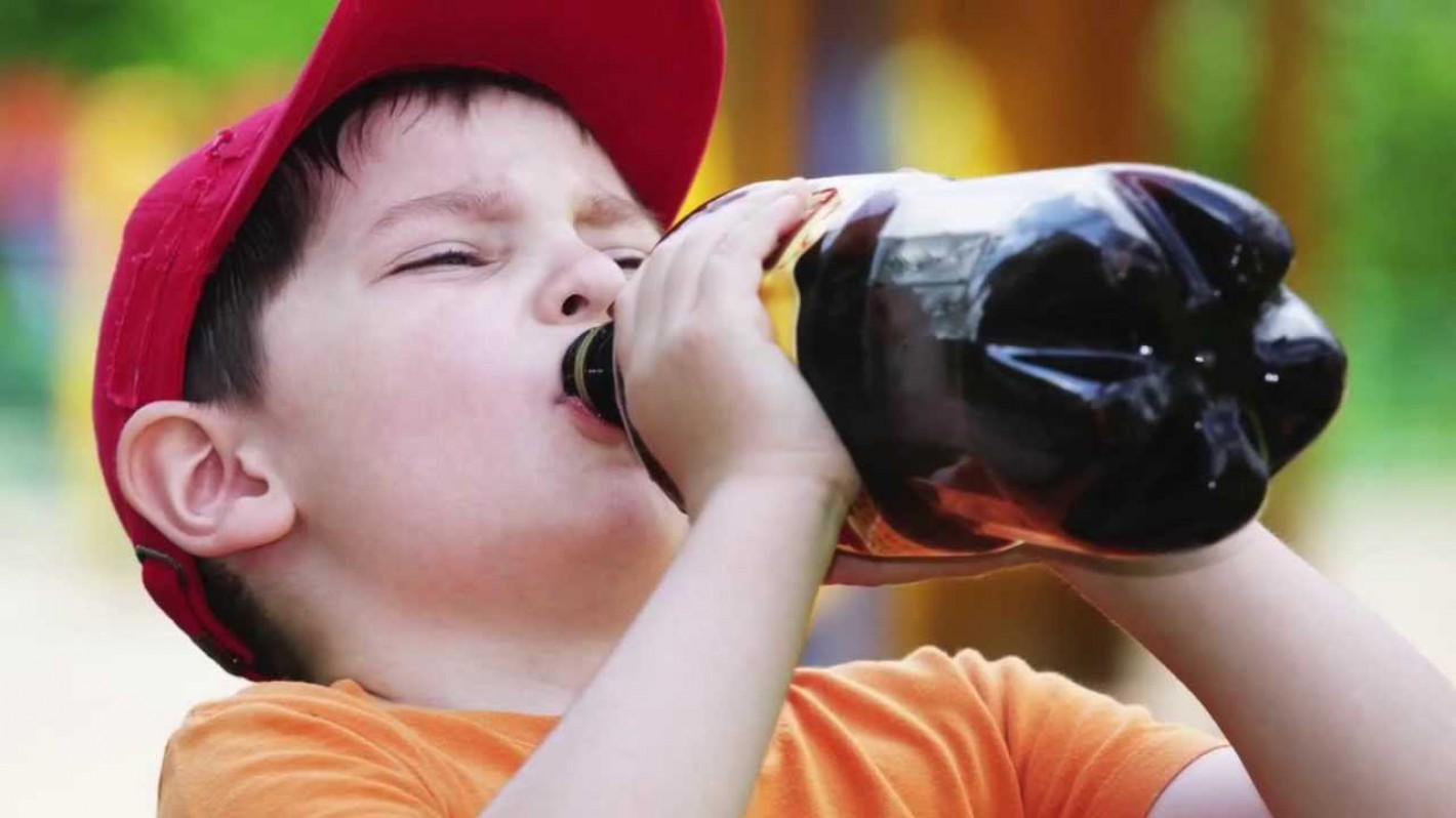 Подросток много пьет. Дети пьют газировку. Дети пьющие газировку. Дети пьют сладкие напитки. Толстый человек с газировкой.