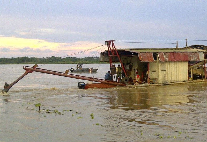 Loreto: pobladores hunden dragas de mineros informales en el Datem del Marañón