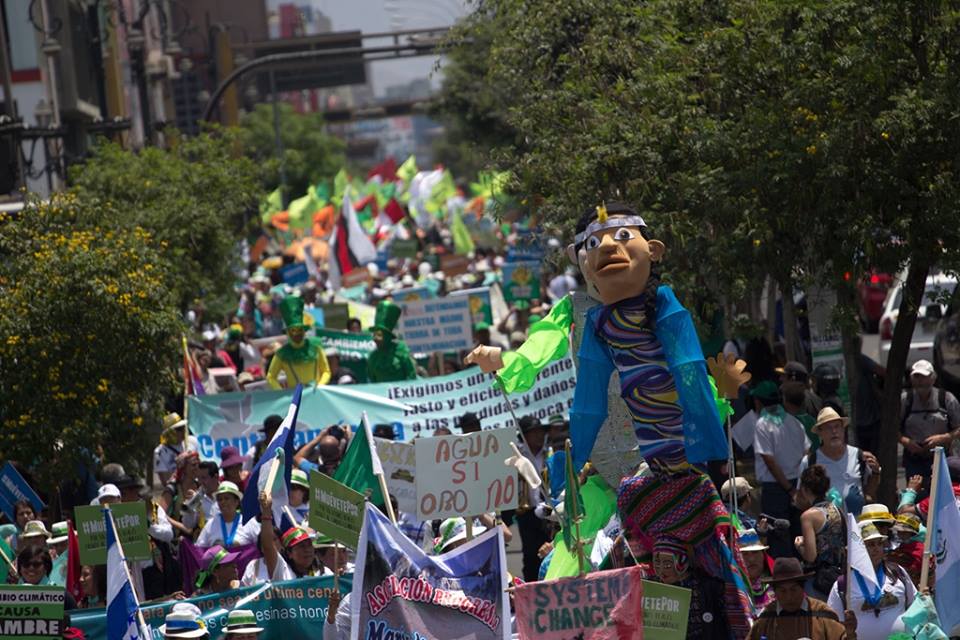 “La tierra quema, cambiemos el sistema”