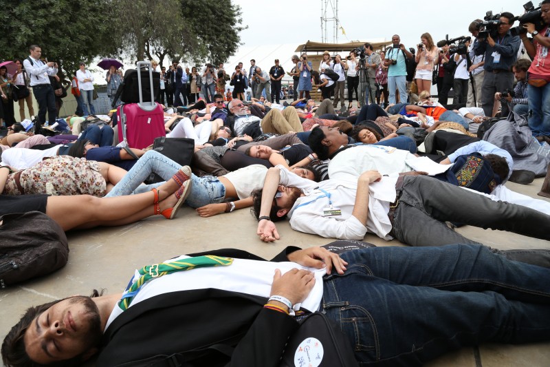 Masa de gente “muere” ignorada en la COP20
