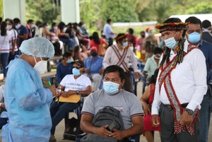 Radios comunitarias de Perú combaten la desinformación sobre vacunas COVID-19 entre pueblos indígenas
