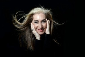 La "Diva de Grecia" lanza la primera versión bilingüe de "El cóndor pasa"