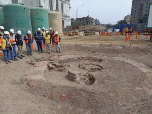 Supervisan hallazgo de antiguo alcantarillado y base de una pileta del siglo XIX en obras de la Línea 2 del Metro de Lima