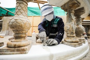 Reanudan restauración y mantenimiento de las bancas y esculturas del Paseo de los Héroes Navales