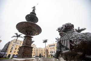 Municipalidad de Lima entrega pileta y balcones de la Plaza Mayor totalmente restaurados