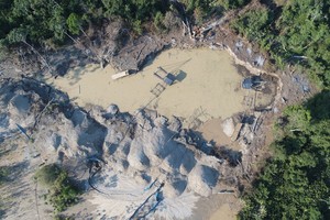 Drones y satélites combaten la minería y tala ilegales en Madre de Dios