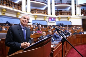 Villanueva y su tono zalamero ante el Congreso