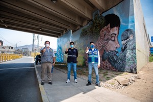 Municipalidad de Lima efectúa muralización de Puente Santa María junto con vecinos de la zona