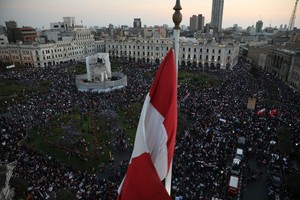 Que se queden quienes puedan caminar en medio de la manifestación popular