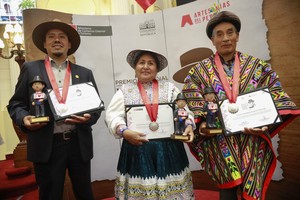 Artesanos de Ayacucho, Cusco y Arequipa reciben el “Premio Nacional Medalla Joaquín López Antay 2023”