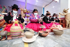 Más de 100 colectivos de artesanos de 22 regiones del país expondrán sus productos en Feria Ruraq Maki de Lima