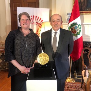 Museo Nacional del Indígena Americano y Gobierno del Perú firman memorándum de entendimiento para que la “Placa de Echenique” retorne al Perú