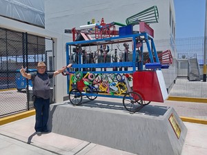 Artista Miguel Angel Velit presenta escultura de gran formato de una combi en la ciudad de Chincha