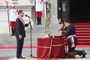 El pasado condena al ministro de Defensa