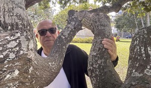 Carlos López Degregori: “Es un viaje en el que el hablante poético se enmascara”