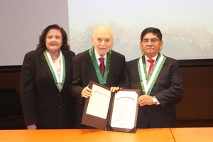 Universidad Ricardo Palma distingue como profesor emérito al Dr. Alfonso Castrillón