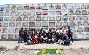 Realizan romería en honor a Zoila Aurora Cáceres en el Cementerio El Ángel