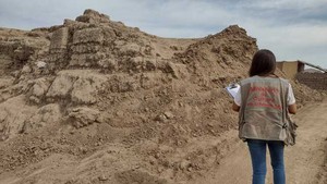 Inspeccionan el Monumento Arqueológico Prehispánico Chuquitanta tras el derribamiento de parte de un muro