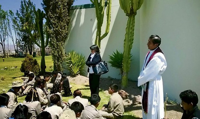 Arequipa: Realizan vigilia en apoyo a cura prófugo y acusado de ... - La Mula